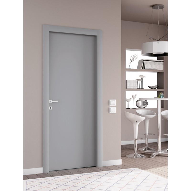 Дизайн с серым полом и белыми дверями